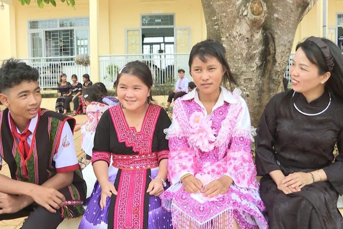 Cô giáo Nông Thị Thắm quan tâm, đồng hành cùng học sinh trong học tập, rèn luyện