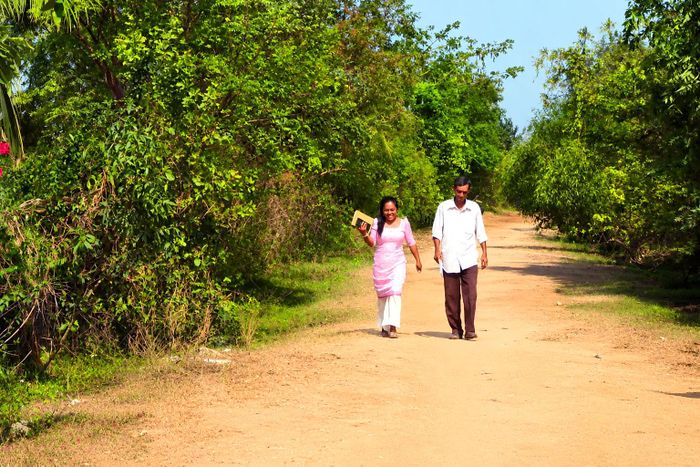 Thay vì chờ hội viên đến với hội, chị Thông Thị Kim Trung, Chi hội trưởng Chi hội Phụ nữ Lâm Giang, xã Hàm Thuận Bắc chủ động đến với từng gia đình