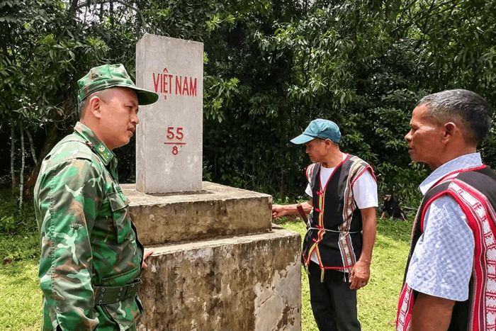 Ông Điểu D’Rây (giữa) và người có uy tín trên địa bàn tham gia cùng Bộ đội Biên phòng tỉnh tuần tra bảo vệ cột mốc biên giới