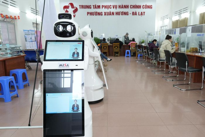 Robot AI được bố trí tại Trung tâm Phục vụ hành chính công phường Xuân Hương - Đà Lạt (Ảnh: Diễm Thương)