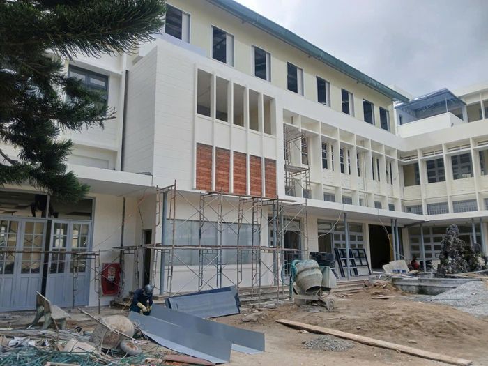 Một số hạng mục cuối đang được hoàn thành tại công trình sửa chữa, tôn tạo Trường Tiểu học - THCS Xuân Hương