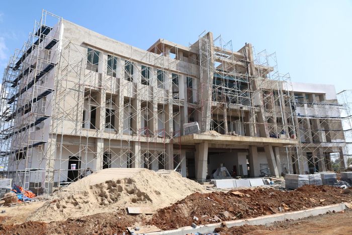 Trường Phổ thông nội trú liên cấp Tiểu học và THCS Quảng Trực vẫn gặp khó khăn do thời tiết và thiếu nhân công