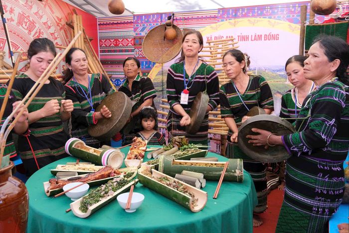 Đoàn nghệ nhân M'nông, xã Đức An chuẩn bị các món ăn truyền thống của dân tộc để giới thiệu tới bạn bè, du khách gần xa