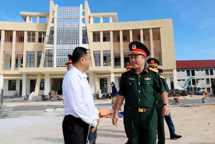 Đoàn công tác của Quân khu 7 kiểm tra công trình Trường Phổ thông nội trú liên cấp Tiểu học và THCS Thuận An, xã Thuận An
