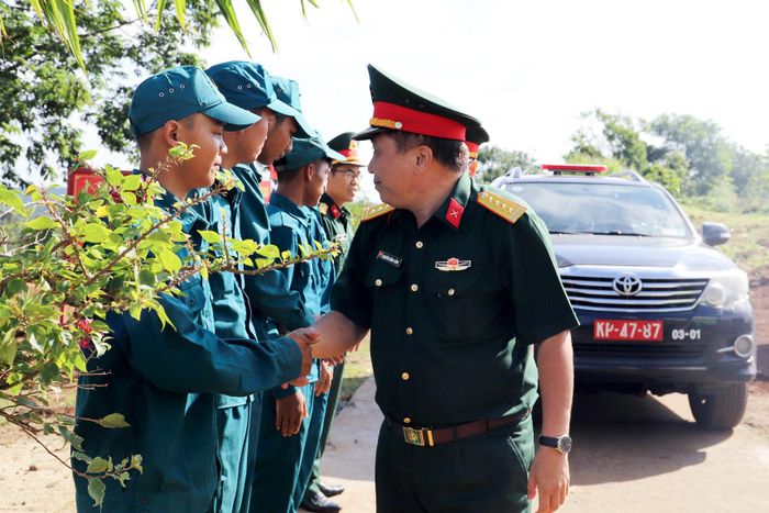Đoàn công tác Quân khu 7 đã khảo sát, kiểm tra thực tế tiến độ thi công đường từ Cửa khẩu Đắk Peur vào Chốt Dân quân thường trực Thuận An
