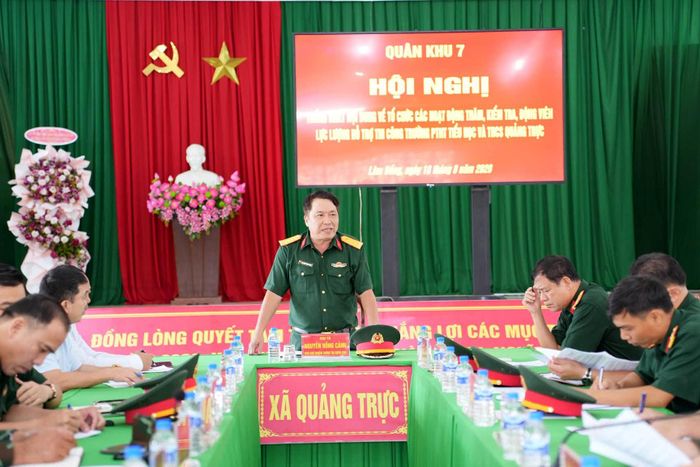 Đại tá Nguyễn Hồng Cảnh, Phó Chủ nhiệm Chính trị Quân khu 7, Trưởng đoàn công tác, làm việc tại UBND xã Quảng Trực