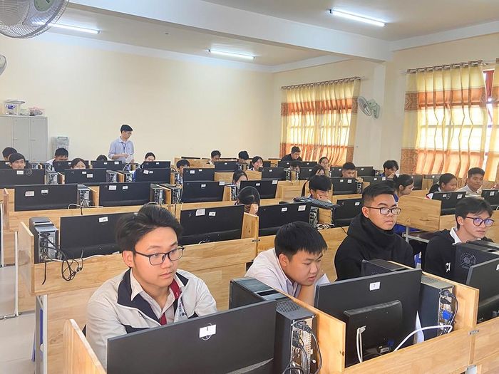 Học sinh Trường THCS - THPT Đống Đa, phường Lang Biang - Đà Lạt trong một cuộc thi tin học