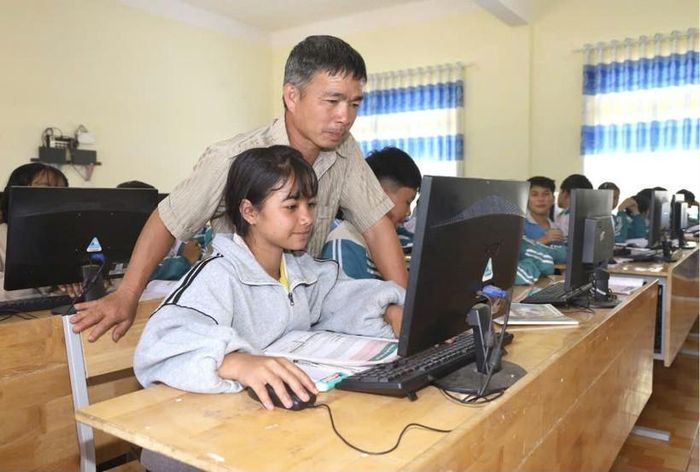 Một tiết tin học của học sinh Trường THCS Phan Châu Trinh, xã Tà Đùng