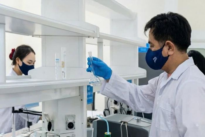 Kỹ thuật viên Phân xưởng hóa, Nhà máy Nhiệt điện Vĩnh Tân 4 làm việc tại phòng thí nghiệm