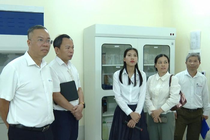 Đại biểu tham quan Phòng thí nghiệm hóa, Phân xưởng hóa, Nhà máy Nhiệt điện Vĩnh Tân 4