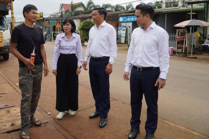 Với sự vào cuộc của cả hệ thống chính trị, người dân bon Bu Boong tự nguyện tháo dỡ vật cản để bàn giao mặt bằng triển khai dự án