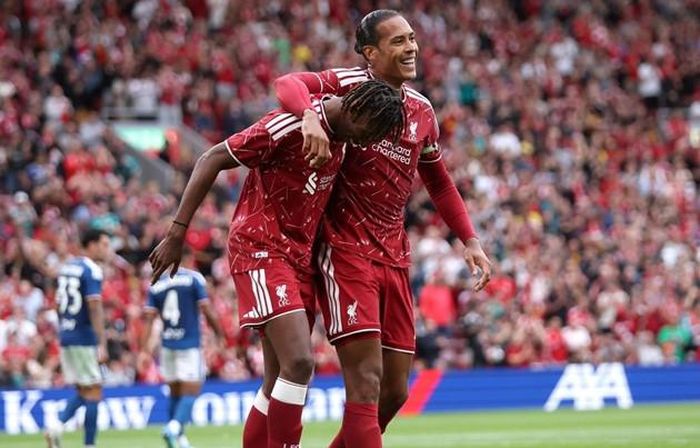 Van Dijk là cái tên lý tưởng để kèm cặp Jacquet. (Ảnh: Getty Images)
