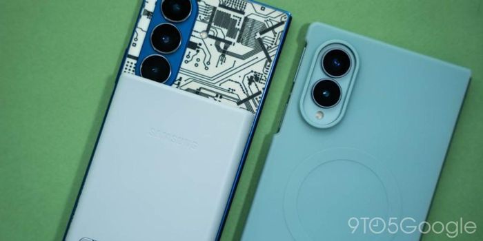 Phụ kiện sạc dự phòng từ tính của Samsung khi gắn vào Galaxy Z Fold8 bị cấn cụm camera