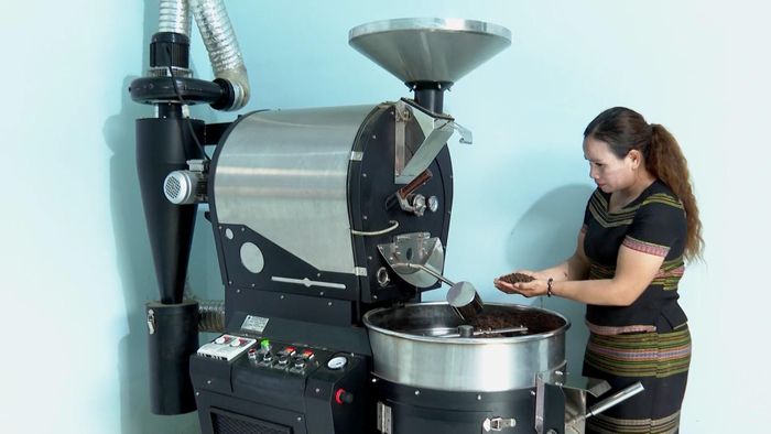 Phụ nữ Cơ Ho giới thiệu sản phẩm cà phê mang thương hiệu Oh Mi Kơ Ho Coffee