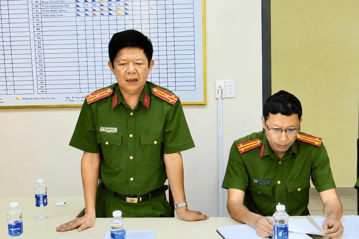 Thượng tá Phạm Đăng Tuấn,Trưởng Công an phường Xuân Trường - Đà Lạt báo cáo công tác trợ giúp pháp lý trong hoạt động tố tụng năm 2026
