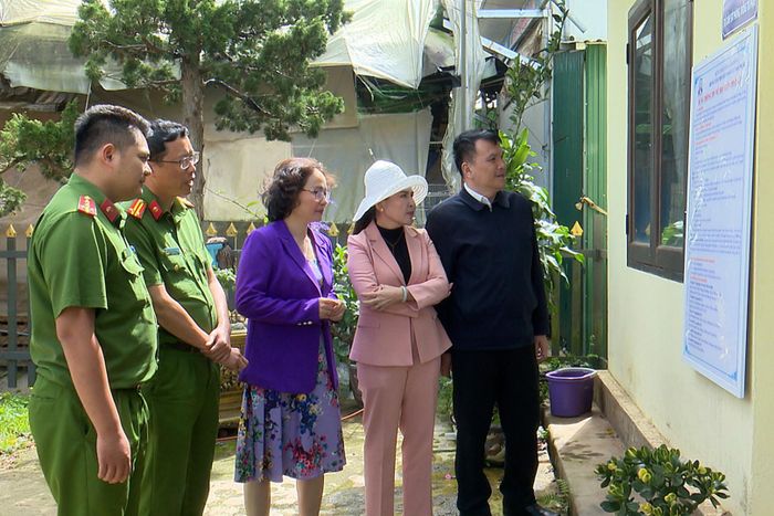 Đoàn kiểm tra công tác niêm yết quy định trợ giúp pháp lý trong hoạt động tố tụng tại trụ sở Công an phường Xuân Trường - Đà Lạt