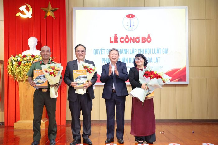Hội Luật gia tỉnh trao Quyết định thành lập và ra mắt Ban Chấp hành Chi hội Luật gia phường Xuân Hương - Đà Lạt