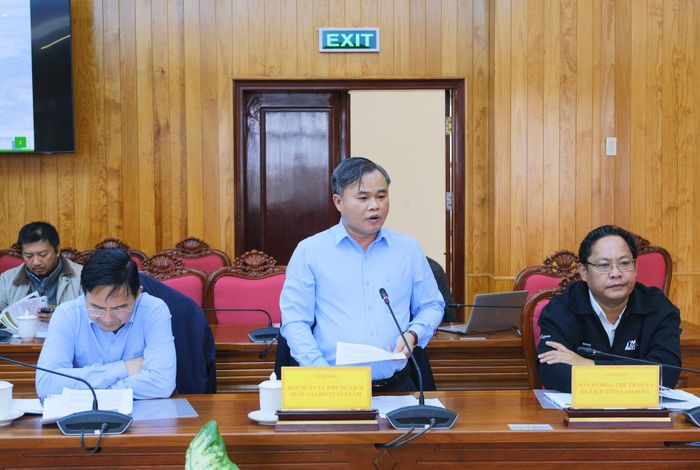 Giám đốc Ban Quản lý Khu du lịch quốc gia hồ Tuyền Lâm Lê Nguyên Hoàng nêu báo cáo tiến độ