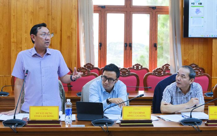Phó Giám đốc Sở Xây dựng Bùi Trường Sơn nêu ý kiến tại buổi làm việc