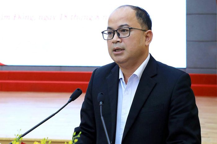 Ủy viên Ban Thường vụ Tỉnh ủy, Phó Chủ tịch HĐND tỉnh Lâm Đồng Y Quang BKrông điều hành phiên thảo luận tại hội nghị