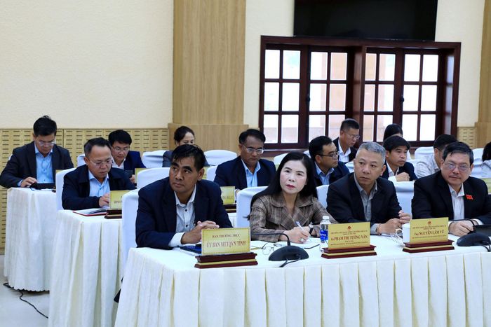 Lãnh đạo Ủy ban MTTQ Việt Nam tỉnh Lâm Đồng và các ban của HĐND tỉnh dự và theo dõi phát biểu của Chủ tịch HĐND tỉnh