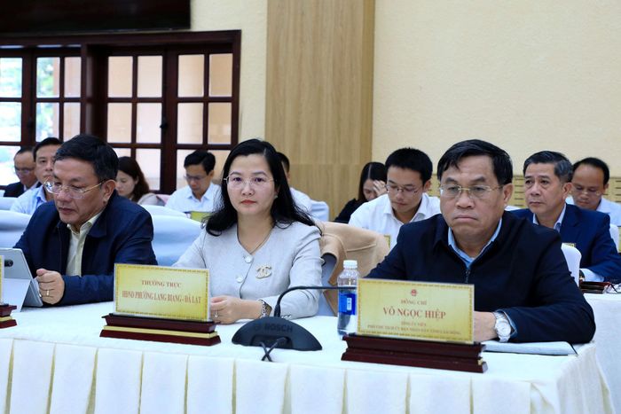 Tỉnh ủy viên, Phó Chủ tịch UBND tỉnh Lâm Đồng Võ Ngọc Hiệp cùng các đại biểu dự hội nghị