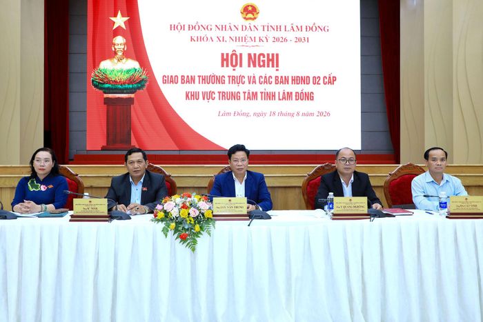 Chủ tịch HĐND tỉnh Lâm Đồng Lưu Văn Trung (thứ 3, từ trái sang) và các Phó Chủ tịch HĐND tỉnh chủ trì hội nghị