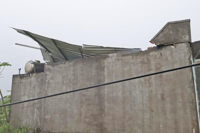 Nhà dân bị tốc mái do lốc xoáy