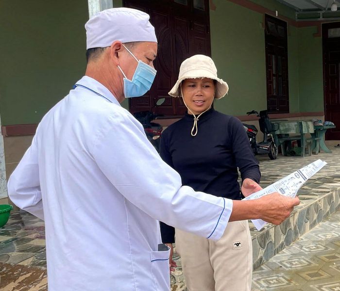 Lực lượng y tế cơ sở đến nhà dân hướng dẫn cách phòng TCM để khống chế nhanh ổ dịch tại xã Tà Năng.
