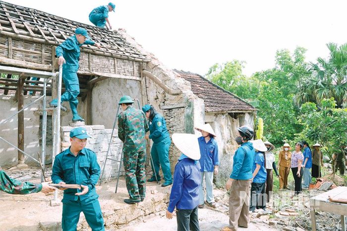 Cán bộ, chiến sĩ lực lượng vũ trang xã Yên Mô giúp người dân tháo dỡ nhà, góp phần thực hiện hiệu quả phong trào thi đua “Dân vận khéo” bằng những việc làm thiết thực, cụ thể.