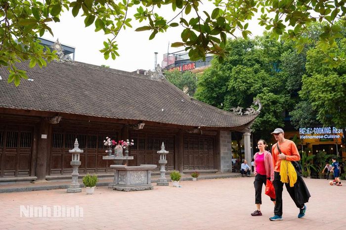 Đình làng Văn Lâm (phường Nam Hoa Lư) là một trong những công trình văn hóa tín ngưỡng nằm trong hướng tuyến dự kiến Dự án đường sắt tốc độ cao Bắc - Nam đoạn qua tỉnh Ninh Bình.