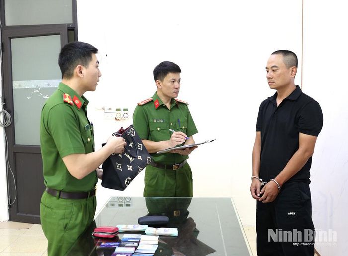Cán bộ Phòng Cảnh sát hình sự (Công an tỉnh) kiểm tra tang vật vụ án.