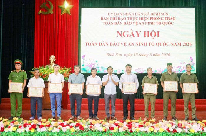 Lãnh đạo xã Bình Sơn khen thưởng các tập thể có thành tích xuất sắc trong phong trào Toàn dân bảo vệ an ninh Tổ quốc năm 2026.