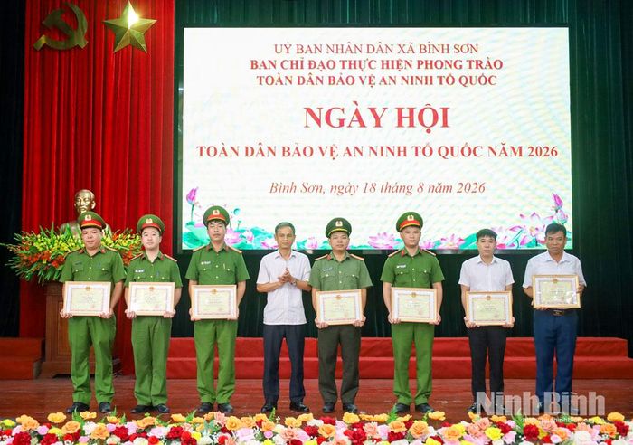 Lãnh đạo xã Bình Sơn khen thưởng các cá nhân có thành tích xuất sắc trong phong trào Toàn dân bảo vệ an ninh Tổ quốc năm 2026.