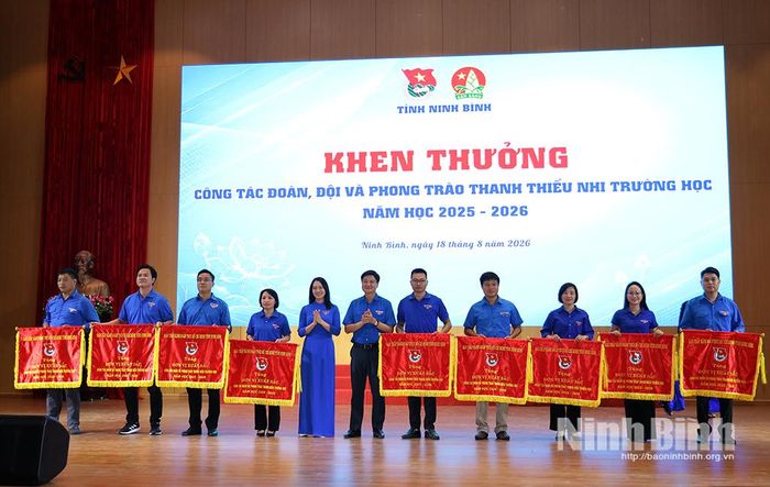 Lãnh đạo Tỉnh đoàn trao Cờ thi đua xuất sắc cho các tập thể có thành tích xuất sắc trong công tác Đoàn và phong trào thanh niên trường học năm học 2025 - 2026.