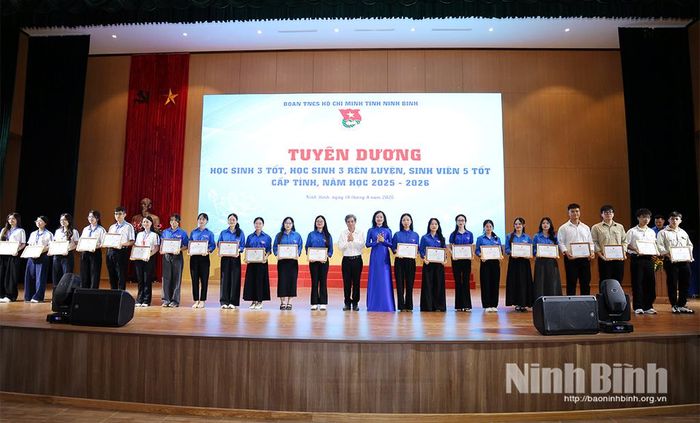 Lãnh đạo Tỉnh đoàn và Trường Đại học Hoa Lư trao chứng nhận cho các sinh viên đạt danh hiệu “Sinh viên 5 tốt”.