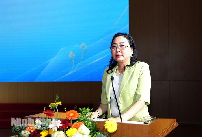 Đồng chí Đinh Thị Lụa, Phó Bí thư Tỉnh ủy, Chủ tịch Ủy ban MTTQ Việt Nam tỉnh phát biểu tại hội nghị.