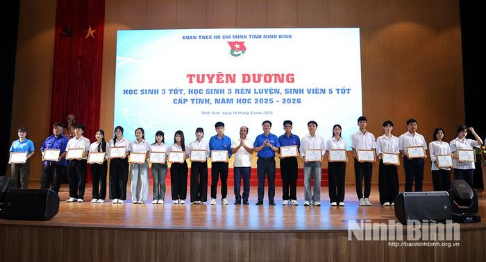 Lãnh đạo Tỉnh đoàn và Sở Giáo dục và Đào tạo trao chứng nhận danh hiệu “Học sinh 3 tốt”, “Học sinh 3 rèn luyện” cho các em học sinh.