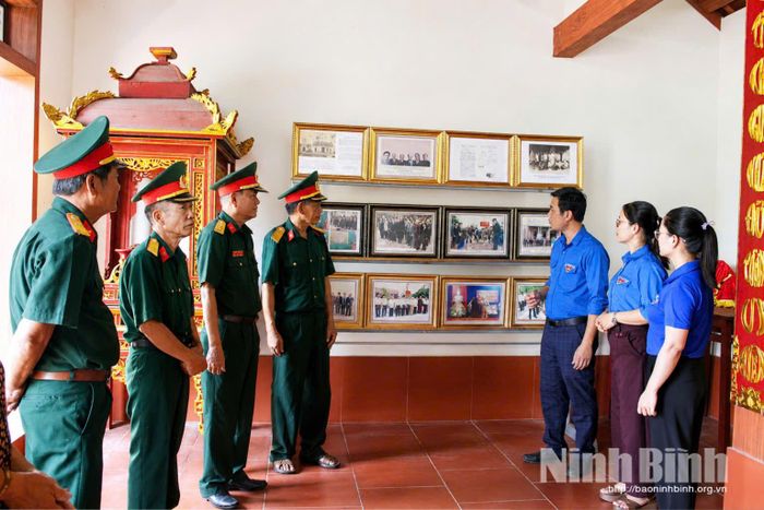Cựu chiến binh xã Xuân Hưng cùng đoàn viên thanh niên ôn lại lịch sử của quê hương.