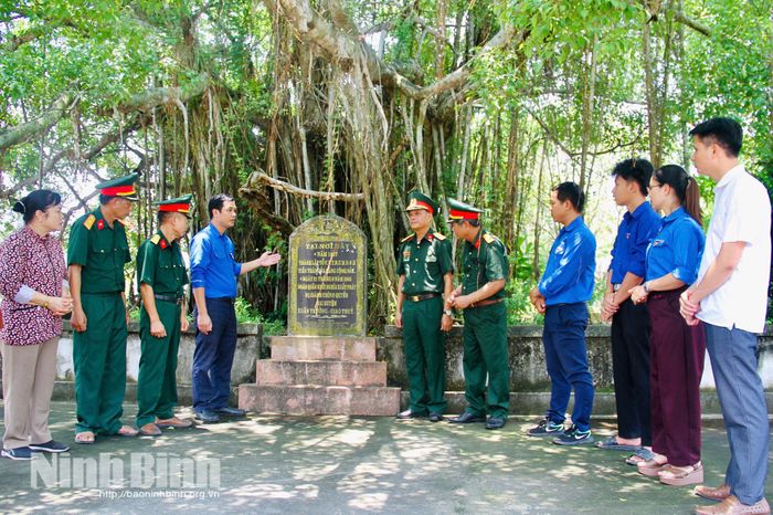 Sân đền - chùa Tự Lạc, nơi đã chứng kiến phong trào đấu tranh giành chính quyền sục sôi của những người con yêu nước.