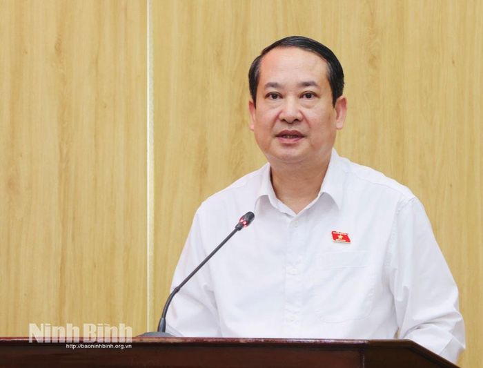 Đồng chí Mai Văn Tuất, Phó Bí thư Tỉnh ủy, Trưởng Đoàn ĐBQH tỉnh phát biểu kết luận hội nghị.