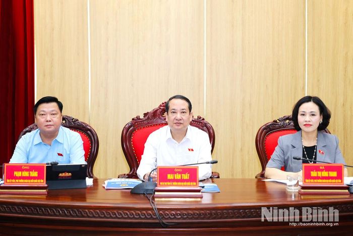 Đồng chí Mai Văn Tuất, Phó Bí thư Tỉnh ủy, Trưởng đoàn ĐBQH tỉnh cùng các đồng chí lãnh đạo Đoàn ĐBQH tỉnh chủ trì hội nghị.
