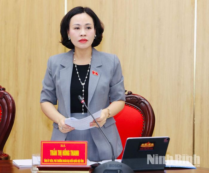 Đồng chí Trần Thị Hồng Thanh, Tỉnh ủy viên, Phó Trưởng Đoàn ĐBQH tỉnh phát biểu tại hội nghị.