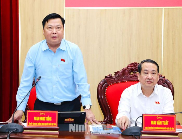 Đồng chí Phạm Hùng Thắng, Tỉnh ủy viên, Phó Trưởng Đoàn ĐBQH tỉnh phát biểu tại hội nghị.