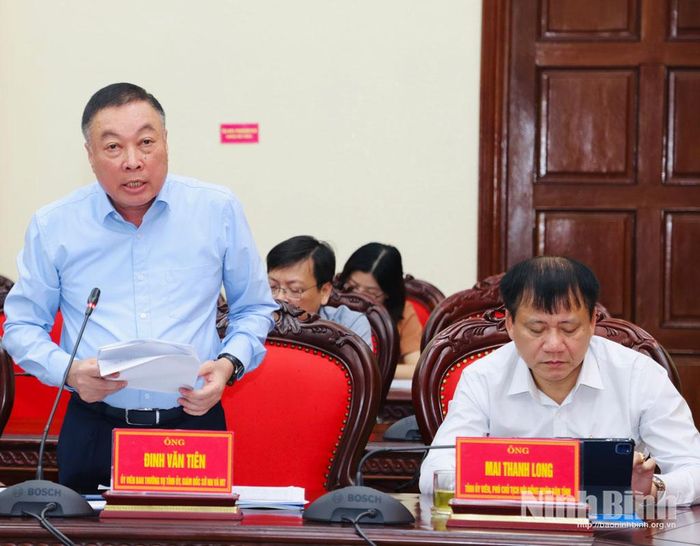 Đồng chí Đinh Văn Tiên, Ủy viên Ban Thường vụ Tỉnh ủy, Giám đốc Sở Nông nghiệp và Môi trường phát biểu tại hội nghị.