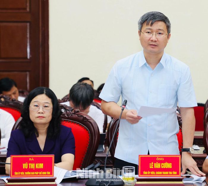 Đồng chí Lê Văn Cường, Tỉnh ủy viên, Chánh Thanh tra tỉnh phát biểu tại hội nghị.