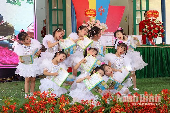 Thiếu niên nhi đồng xã Hải Tiến tham gia biểu diễn một tiết mục văn nghệ.