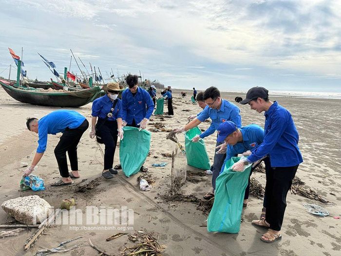 Đoàn viên thanh niên xã Hải Tiến tham gia dọn vệ sinh môi trường biển.