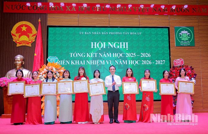 Thừa ủy quyền, lãnh đạo phường Tây Hoa Lư trao Bằng khen của Chủ tịch UBND tỉnh cho các cá nhân có thành tích xuất sắc trong năm học 2025-2026. Ảnh: Anh Tuấn