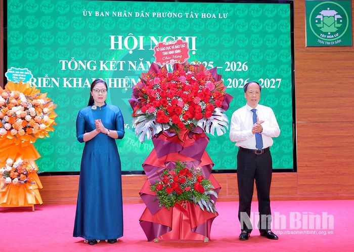Lãnh đạo Sở Giáo dục và Đào tạo tặng hoa chúc mừng thành tích phường Tây Hoa Lư đạt được trong năm học 2025-2026. Ảnh: Anh Tuấn